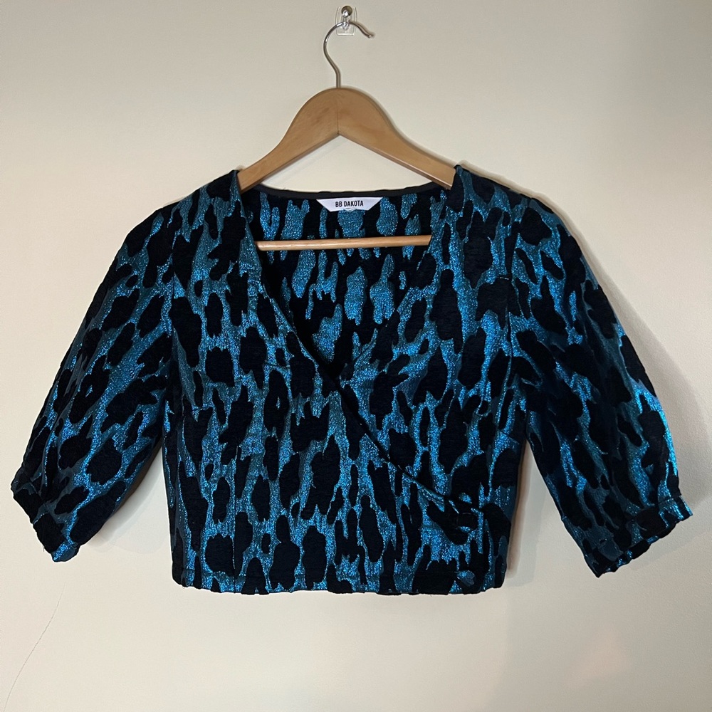 BB Dakota blue and black leopard print cropped blouse